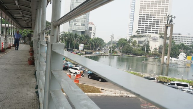 Gubernur DKI Jakarta Anies Baswedan berencana akan membongkar jembatan penyeberangan orang (JPO) yang ada di dekat bundaran Hotel Indonesia (HI).  (Foto: Helmi/kumparan)