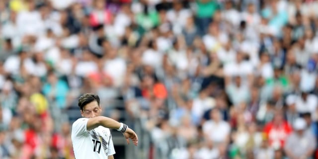 Ekspresi Mesut Oezil saat Timnas Jerman melawan Meksiko di laga fase grup Piala Dunia 2018.  (Foto: Reuters/Carl Recine)