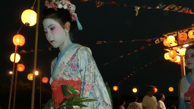 Anak-anak berpakaian kimono pada festival Obon. (Foto: Flickr/peace ken)