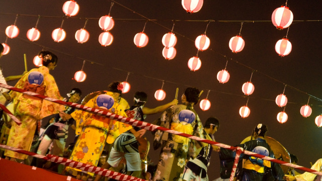 Bon Odori dalam Festival Obon. (Foto: Flickr/Mervyn Lai)