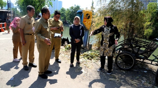 Walikota Surabaya, Tri Rismaharini meninjau tepi sungai di Pasar Keputran sisi selatan untuk menambah fasilitas jogging track. (Foto: Phaksy Sukowati/kumparan)