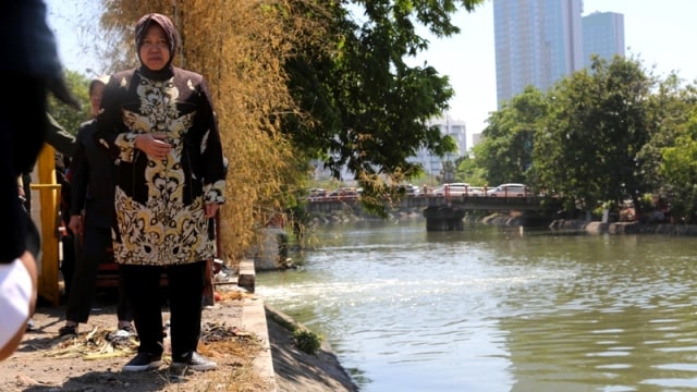 Walikota Surabaya, Tri Rismaharini meninjau tepi sungai di Pasar Keputran sisi selatan untuk menambah fasilitas jogging track. (Foto: Phaksy Sukowati/kumparan)
