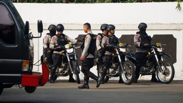 Pengamanan sidang perdana Jamaah Ansharut Daulat (JAD) di PN Jakarta Selatan (Foto: Iqbal Firdaus/kumparan)
