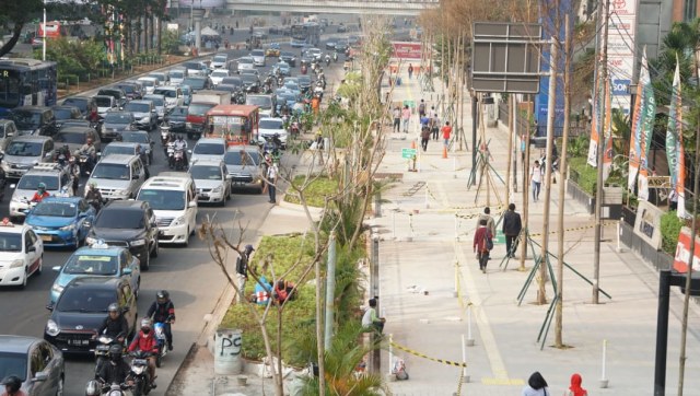 Suasana pengerjaan Trotoar Sudirman-Thamrin di kawasan Dukuh Atas yang sudah hampir rampung. (Foto: Helmi Afandi/kumparan )