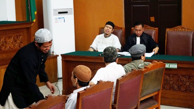 (Kiri ke tengah) Yadi Supriyadi alias Abu Akom, Joko Sugito, Iqbal Abdurrahman wartawan Voa Islam, sebagai saksi ahli pada sidang perdana pembubaran JAD. (Foto: Iqbal Firdaus/kumparan)
