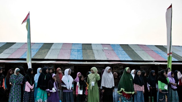 Para santriwati berdiri didepan tenda sementara Pondok Pesantren Mualaf Papua, Kabupaten Bekasi. (Foto: Iqbal Firdaus/kumparan)