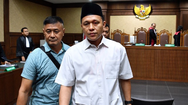 Terdakwa kasus suap terhadap anggota DPRD Lampung Tengah, Mustafa, menjalani sidang putusan di Pengadilan Tipikor, Jakarta, Senin (23/7).  Foto: ANTARA FOTO/Sigid Kurniawan