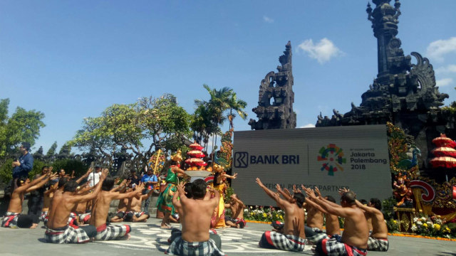 Torch Relay Asian Games 2018 hari kedua di Bali, Selasa (24/7) bertempat di Monumen Bajra Sandi, Renon, Denpasar. (Foto: Cisilia Agustina Siahaan/kumparan)