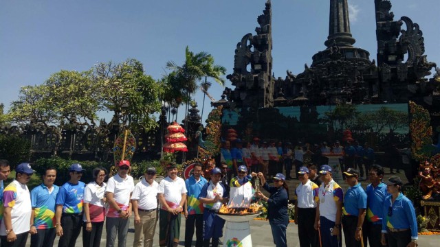 Torch Relay Asian Games 2018 hari kedua di Bali, Selasa (24/7) bertempat di Monumen Bajra Sandi, Renon, Denpasar. (Foto: Cisilia Agustina Siahaan/kumparan)