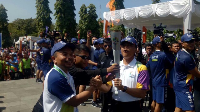 Torch Relay Asian Games 2018 hari kedua di Bali, Selasa (24/7) bertempat di Monumen Bajra Sandi, Renon, Denpasar. (Foto: Cisilia Agustina Siahaan/kumparan)