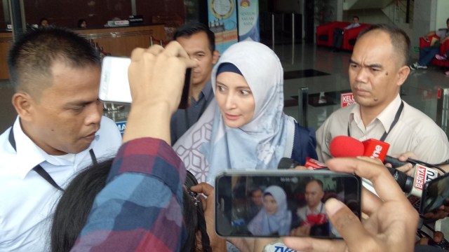 Inneke Koesherawati usai menjalani pemeriksaan di Gedung KPK, Jakarta. (Foto: Apriliandika Hendra/kumparan)