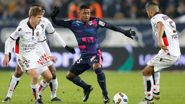 Malcom (tengah) dijaga ketat pemain-pemain lawan. (Foto: REUTERS/Regis Duvignau)