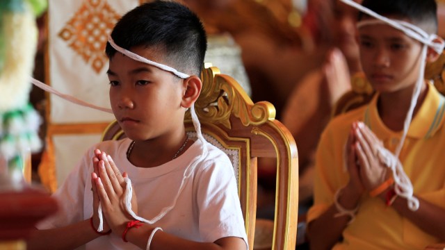 Anak-anak yang sempat terjebak di Gua Thailand ucapkan rasa syukur kepada Buddha karena telah selamat. (Foto: Soe Zeya Tun/Reuters)