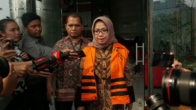Anggota DPR RI Eni Maulani Saragih usai diperiksa KPK di Gedung KPK, Jakarta, Selasa (24/7). (Foto: Nugroho Sejati/kumparan)