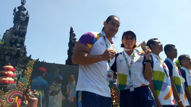 Ade Rai dan Melanie Putria ikut serta dalam Torch Relay Asian Games 2018 hari kedua di Denpasar, Bali, Selasa (24/7). (Foto:  Cisilia Agustina Siahaan/kumparan)