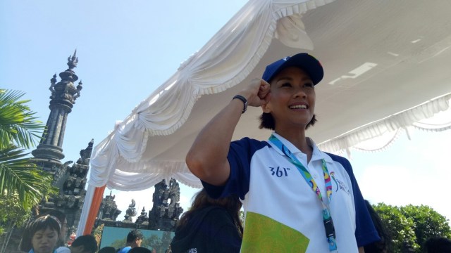 Melanie Putria ikut serta dalam Torch Relay Asian Games 2018 hari kedua di Denpasar, Bali, Selasa (24/7). (Foto:  Cisilia Agustina Siahaan/kumparan)