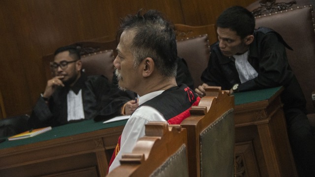 Terdakwa Aktor Senior Tio Pakusadewo (tengah) bersiap menjalani sidang putusan kasus penyalahgunaan narkotika di Pengadilan Negeri Jakarta Selatan, Jakarta, Selasa (24/7).  (Foto: ANTARA FOTO/Aprillio Akbar)