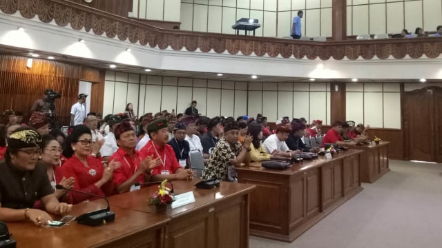 Rapat pleno penetapan pasangan calon Cagub dan Cawagub Bali terpilih oleh KPU Bali di Gedung Wiswasabha Utama, Kantor Gubernur Bali. (Foto: Cisilia Agustina Siahaan/kumparan)
