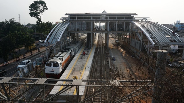 Stasiun Buaran yang akan rampung pada tahun 2018 merupakan satu dari lima stasiun baru untuk mendukung pengoperasian jalur kereta api dwi ganda atau Double-Double Track (DDT) dan diharapkan dapat memudahkan aktivitas penumpang. (Foto: Iqbal Firdaus/kumparan)