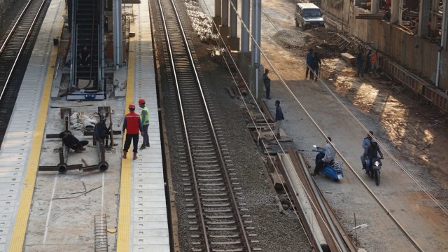 Stasiun Buaran yang akan rampung pada tahun 2018 merupakan satu dari lima stasiun baru untuk mendukung pengoperasian jalur kereta api dwi ganda atau Double-Double Track (DDT) dan diharapkan dapat memudahkan aktivitas penumpang. (Foto: Iqbal Firdaus/kumparan)