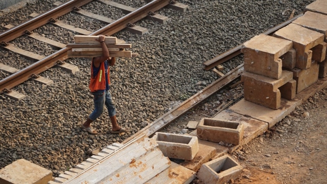 Stasiun Buaran yang akan rampung pada tahun 2018 merupakan satu dari lima stasiun baru untuk mendukung pengoperasian jalur kereta api dwi ganda atau Double-Double Track (DDT).  (Foto: Iqbal Firdaus/kumparan)