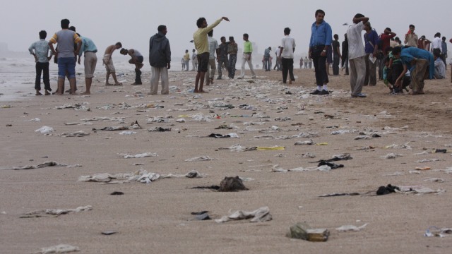 Sampah di Pantai Juhu, Mumbai, India (Foto: Flickr / Kit_Photos)