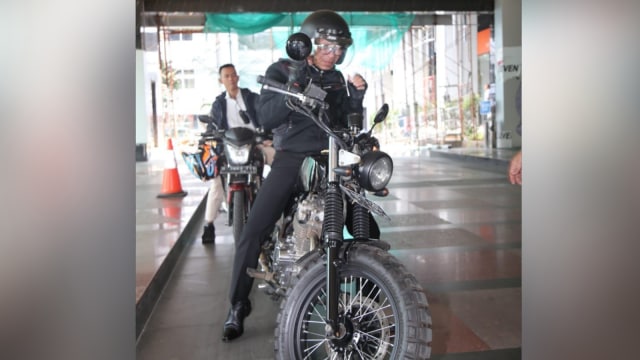 Menaker Hanif Dhakiri Hari Ini Naik Sepeda Motor ke Kantor (Foto: Dok. Istimewa)
