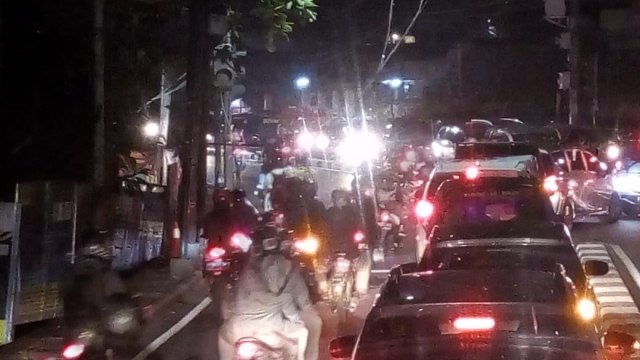 Kemacetan di Jalan Lebak Bulus Raya karena kabel menjuntai. (Foto: Dok. Bayu)