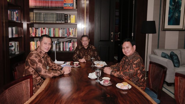 Pertemuan SBY, AHY, dan Prabowo di kediaman SBY, Mega Kuningan, Jakarta, Selasa (24/7). (Foto: Dok. Demokrat)