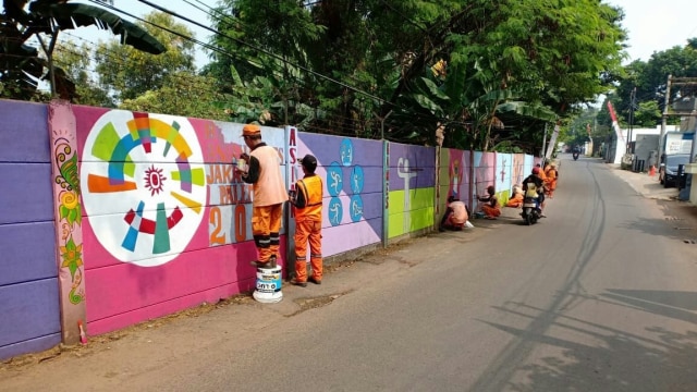 Petugas PPSU melukis mural Asian Games di Kelurahan Cilandak Barat. (Foto: Dok. Lurah Cilandak Barat/Agus Gunawan)
