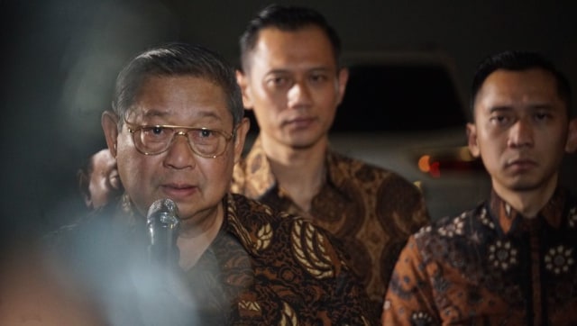 SBY memberi keterangan pers usai pertemuan dengan Prabowo Subianto di Mega Kuningan, Jakarta, Selasa (24/7). (Foto: Nugroho Sejati/kumparan)