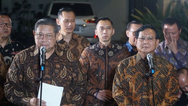 SBY memberi keterangan pers usai pertemuan dengan Prabowo Subianto di Mega Kuningan, Jakarta, Selasa (24/7). (Foto: Nugroho Sejati/kumparan)