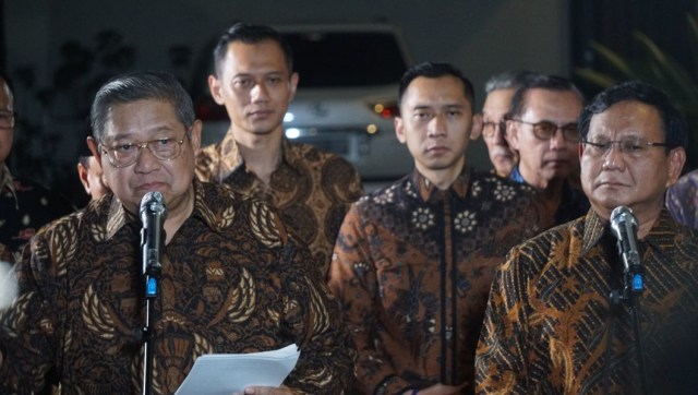 SBY memberi keterangan pers usai pertemuan dengan Prabowo Subianto di Mega Kuningan, Jakarta, Selasa (24/7). (Foto: Nugroho Sejati/kumparan)