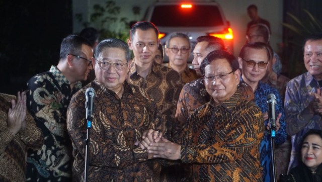 AHY berdiri di antara SBY dan Prabowo Subianto yang bersalaman. (Foto: Nugroho Sejati/kumparan)