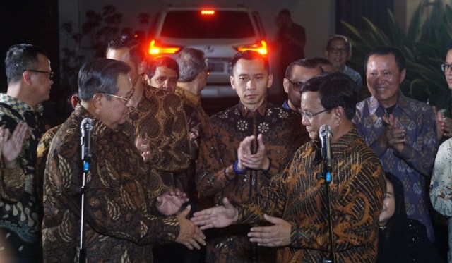 SBY dan Prabowo Subianto bersalaman usai melakukan di Mega Kuningan, Jakarta, Selasa (24/7). (Foto: Nugroho Sejati/kumparan)