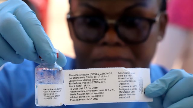 Seorang pekerja Organisasi Kesehatan Dunia (WHO) bersiap untuk memberikan vaksinasi. Foto: Reuters/Kenny Katombe