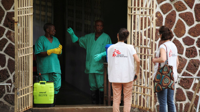 Petugas Medecins Sans Frontieres (MSF) berbicara dengan seorang pekerja di fasilitas isolasi, siap untuk menerima pasien yang terkena Ebola. (Foto: Reuters/Kenny Katombe)