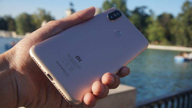 Mi A2 adalah smartphone Android One kedua Xiaomi. (Foto: Jofie Yordan/kumparan)