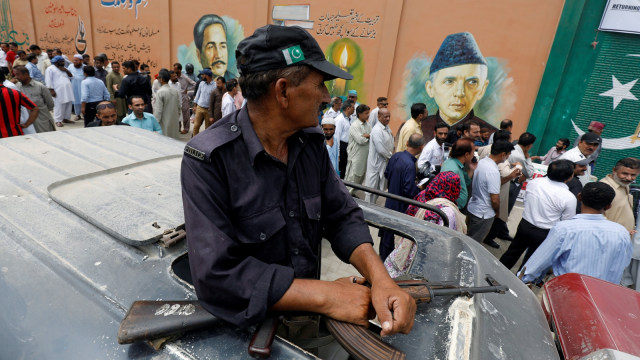 Tentara berjaga di pemilihan umum Pakistan (Foto: REUTERS/Akhtar Soomro )