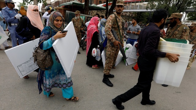 Tentara berjaga di pemilihan umum Pakistan (Foto: REUTERS/Faisal Mahmood)