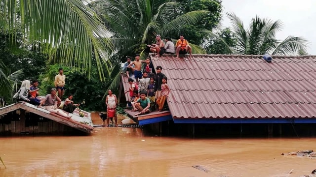 Saat penduduk desa dievakuasi, setelah bendungan Xepian-Xe Nam Noy di Laos runtuh. (Foto: ABC Laos News via REUTERS)