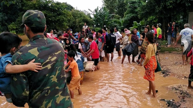 Saat penduduk desa dievakuasi, setelah bendungan Xepian-Xe Nam Noy di Laos runtuh. (Foto: REUTERS/Stringer)