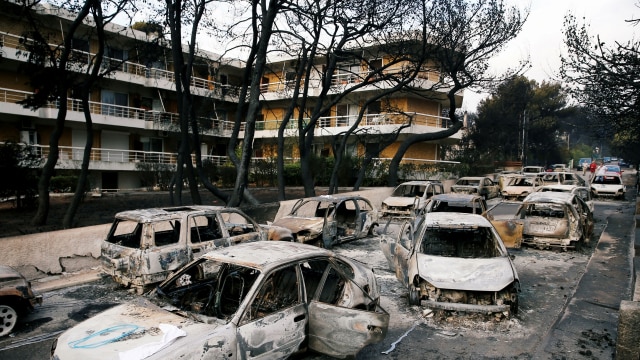 Mobil-mobil yang terbakar di Desa Mati, Yunani. (Foto: REUTERS/Costas Baltas)