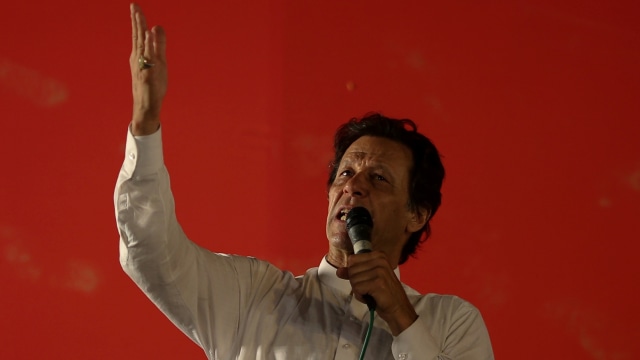 Imran Khan berpidato jelang pemilihan umum di Pakistan. (Foto: REUTERS/Athit Perawongmetha)