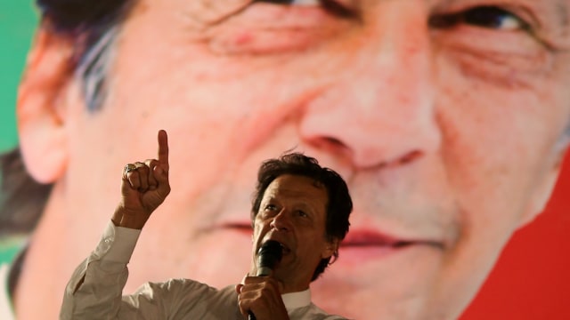 Imran Khan berpidato jelang pemilihan umum di Pakistan. (Foto: REUTERS/Athit Perawongmetha)