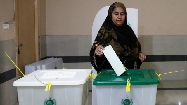 Warga memasukan surat suara saat pemilihan umum di Pakistan. (Foto: REUTERS/Akhtar Soomro)