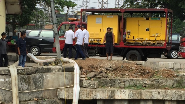 Pemprov DKI Jakarta memasang pompa untuk mengalihkan aliran Kali Sentiong ke Kali Sunter. (Foto: Fachrul Irwinsyah/kumparan)