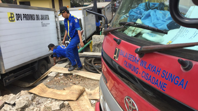 Pemprov DKI Jakarta memasang pompa untuk mengalihkan aliran Kali Sentiong ke Kali Sunter. (Foto: Fachrul Irwinsyah/kumparan)