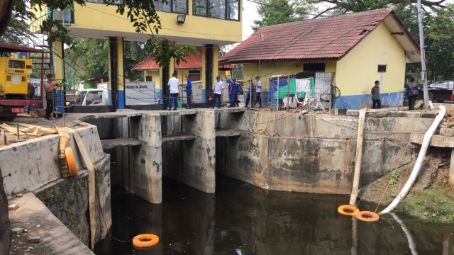 Pemprov DKI Jakarta memasang pompa untuk mengalihkan aliran Kali Sentiong ke Kali Sunter. (Foto: Fachrul Irwinsyah/kumparan)