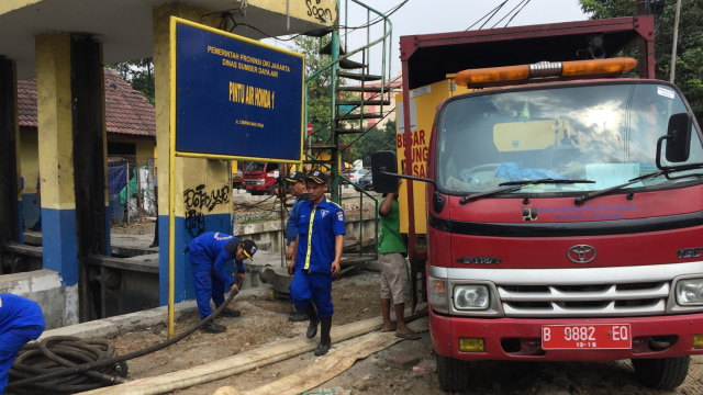 Pemprov DKI Jakarta memasang pompa untuk mengalihkan aliran Kali Sentiong ke Kali Sunter. (Foto: Fachrul Irwinsyah/kumparan)